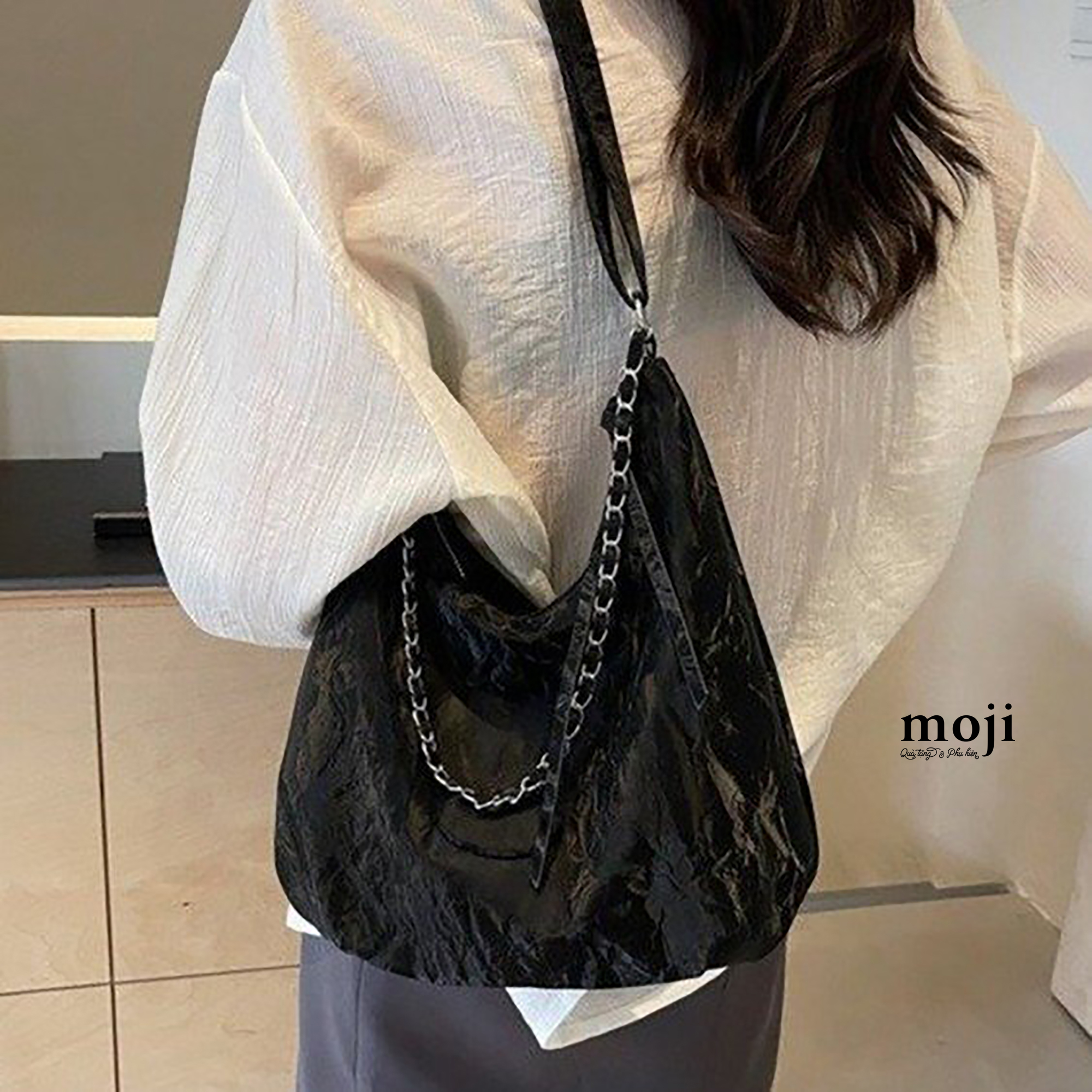 Túi đeo chéo da lộn hình bầu dục nổi đồng màu dây xích